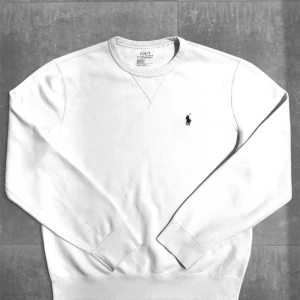 Ralph Lauren vit Crewneck Tröja - Bra skick, lite av tjejns mascara på ärmen (första bild), hann inte tvätta bort. Storlek S, men passar även M. Hör av dig vid minsta fundering, mått finns.