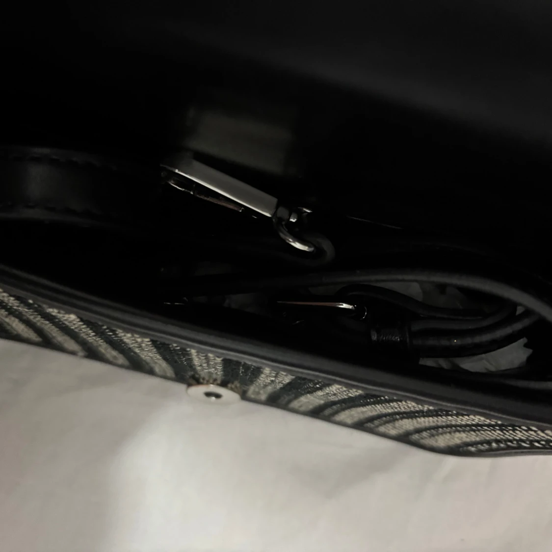 Randig handväska med svart och beige mönster - 2