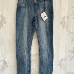 Helt nya jeans från Vila - Snygga blå jeans från Vila med en klassisk femficksdesign. Tags kvar! Nypris 600kr. Storlek 31/32