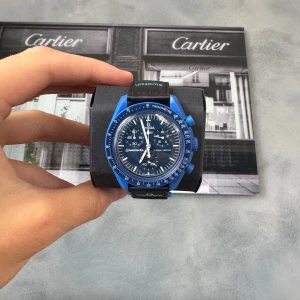 Moonswatch Neptune - Mission to Neptune. (Trippel A) Helt ny, fortfarande i box  Obs! Klockan är 1 till 1  