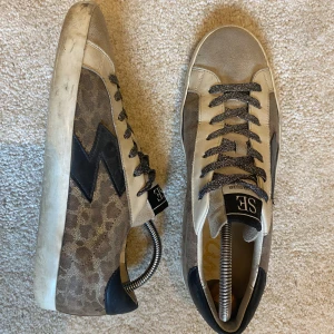Sneakers - Så snygga Sam Edelman sneakers. Står inte storlek men skulle gissa på att det är mellan 40-42. Skriv för frågor, mått eller fler bilder. Pris kan diskuteras vid snabb affär!💕