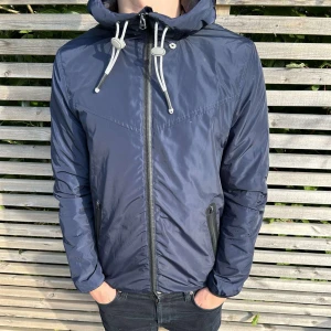 Vindjacka - Säljer denna stilrena vindjacka perfekt inför hösten🍁modellen på bilden är ca 180 cm lång och väger 70 kg tveka inte på att kontakta mig vid minsta fundering🙌