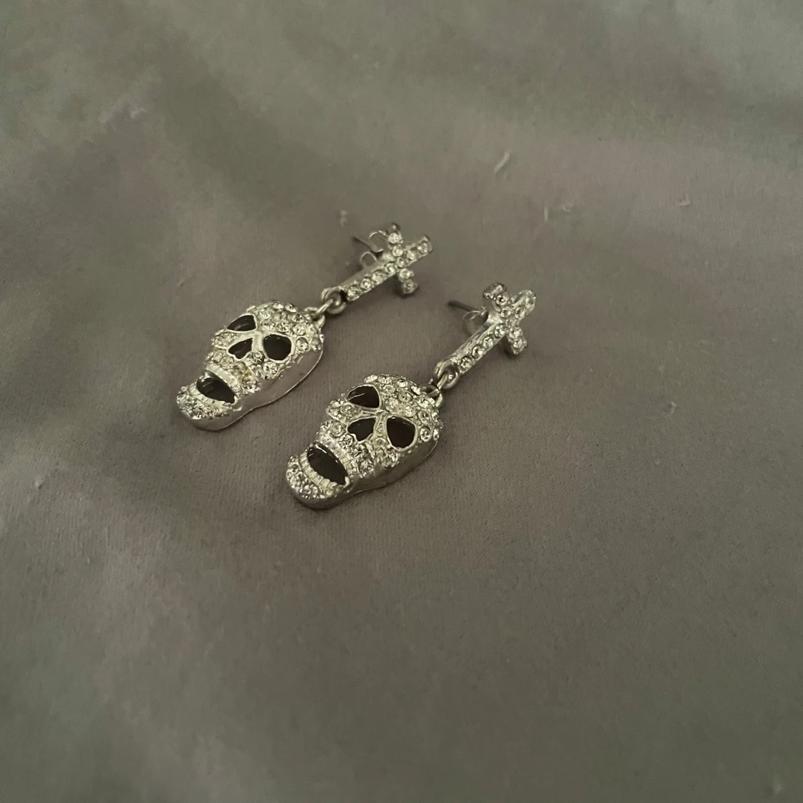 Glittriga döskalleörhängen i silver