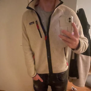 Fleece från Patagonia - Super fin Patagonia- fleece som är perfekt nu inför den kommande kalla säsongen!❄️  Fleecen är i bra kvalité då den är aparsamt använd nypriset, nypris ligger på 1800kr, mitt pris 899!🍂🍁  För mer bilder eller frågor är det bara att höra av sig!!!🧥 modellen är 184 och bär storlek M.