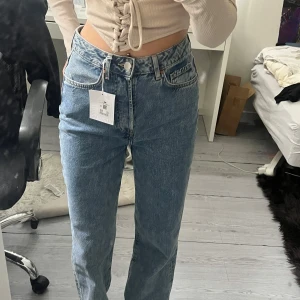   Wide Jeans ljusblå - Säljer ett par never denim jeans aldrig använt:)