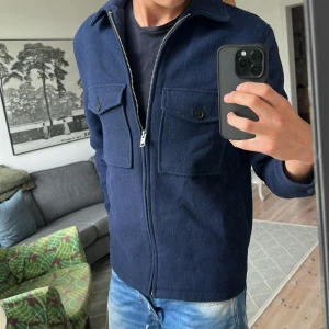 Zip overhsirt mörkblå  - Extremt snygg och trendig perfekt inför det kyligare vädret, bra skick. Skriv vid fundering 🙌😊