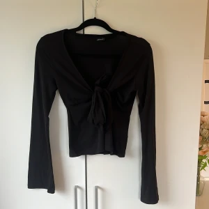 Svart långärmad knytblus Gina Tricot - Snygg långärmad basic svart knyt tröja från Gina tricot!! Perfekt till allt! Bra storleken.