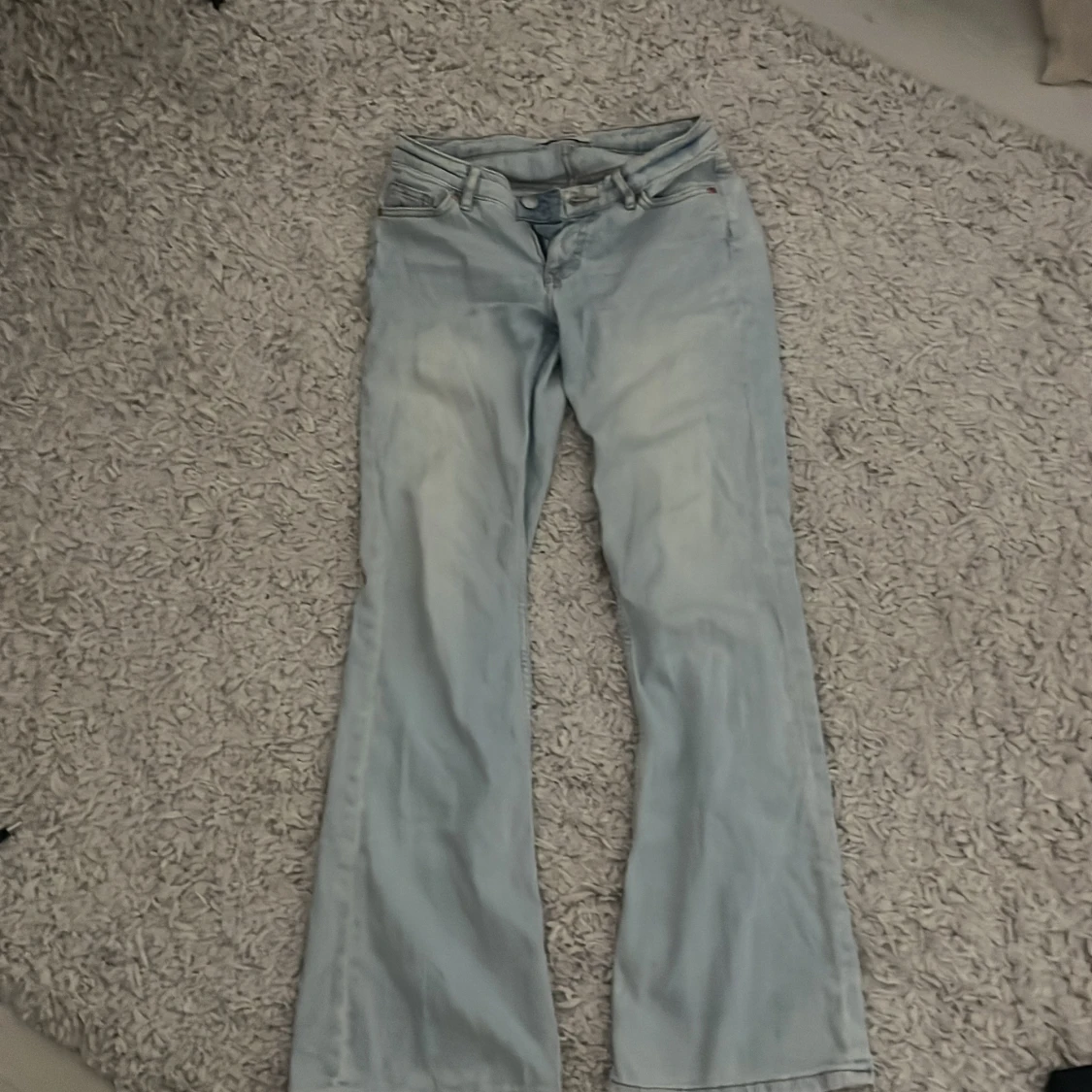 ljusblå lågmidjade jeans från Kappahl