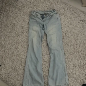 ljusblå lågmidjade jeans från Kappahl - Lågmidjade ljusblå jeans utan defekter, använda fåtal gånger och helt utan defekter, nypris 500kr. Storlek 34 men passar också en 36