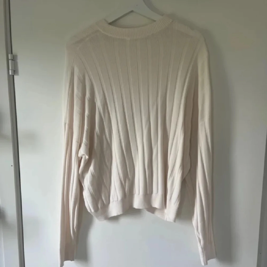 Ribbad vit stickad tröja - 1