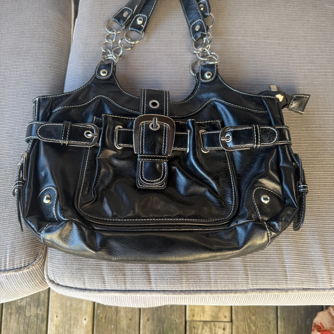 Svart handväska från Snooke med kedjedetaljer