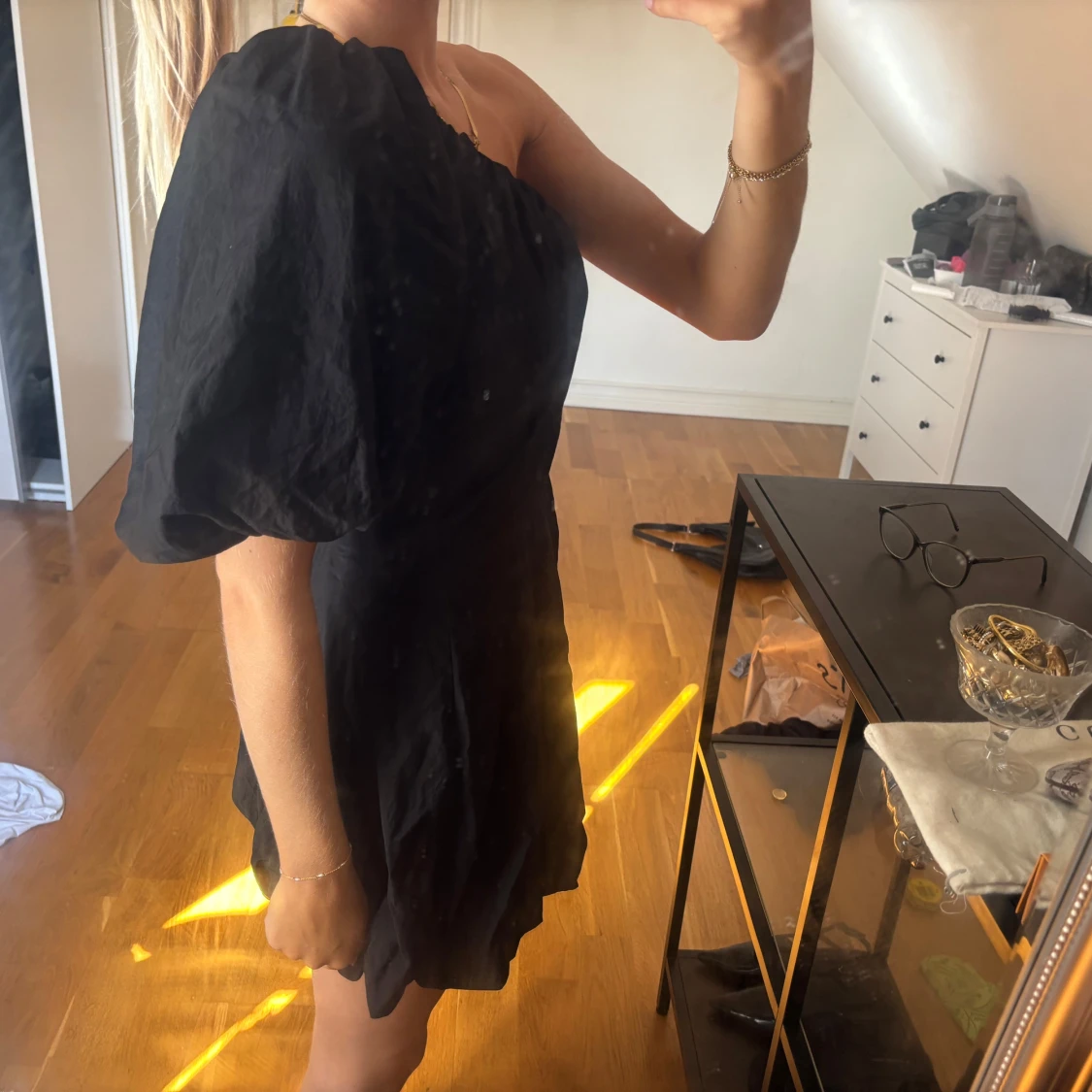 Svart one shoulder kort klänning - 3