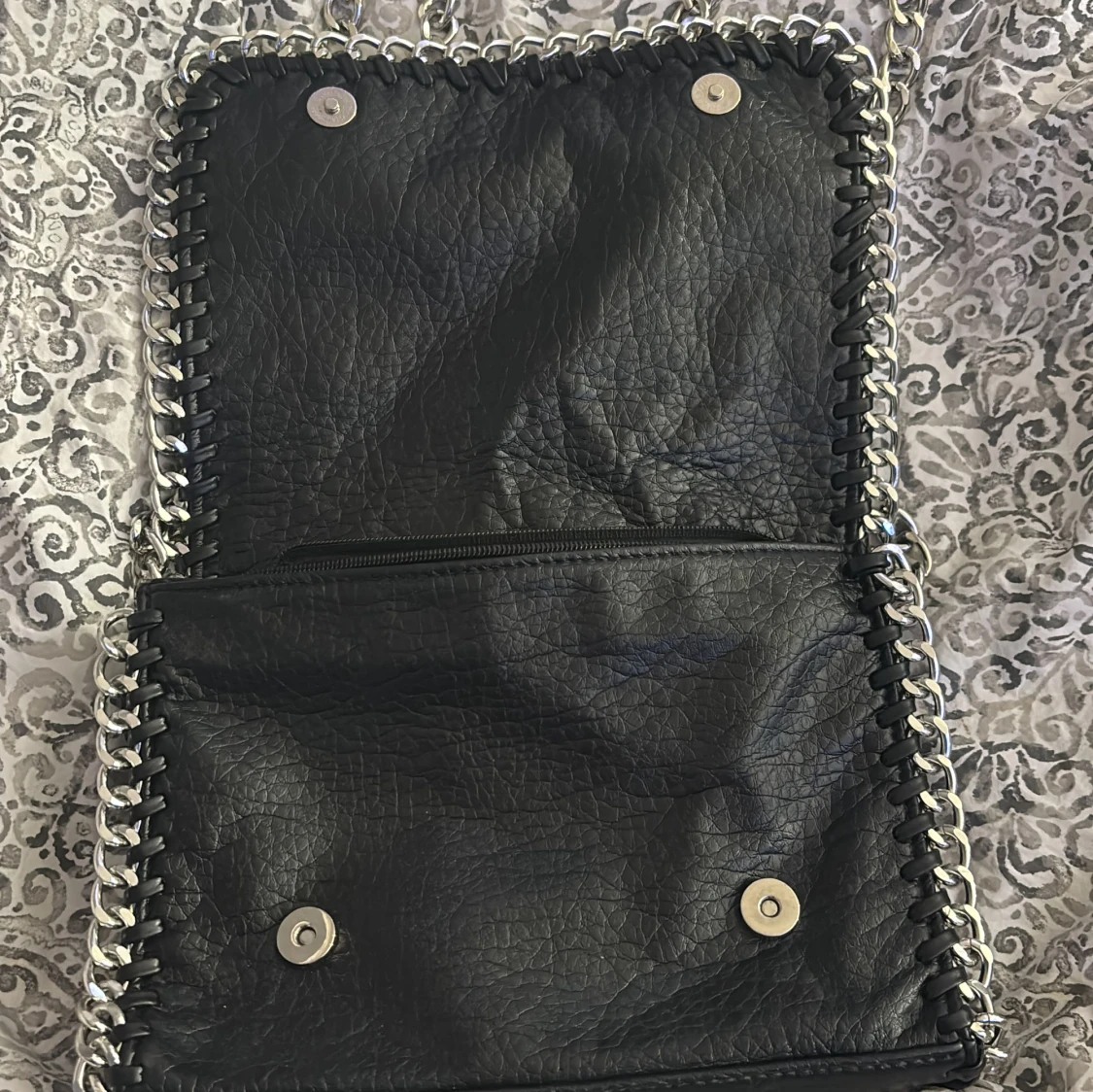 Svart axelväska med kedjedetaljer - 1