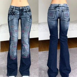 Jeans med design - midja: 74 innerben: 84. lågmidjade bootcut jeans med coola detaljer, vintage från E.D.I Jeans. 