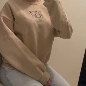 Sweatshirt - Beige sweatshirt från shein. Storlek M, men skulle säga att den även passar s. Lite nopprig längst ut på ärmarna. Världens gosigaste insida. Så skön men inte min stil längre💗
