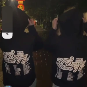 Svart Hov1 hoodie med tryck - Tryck inte köp nu!Svart hoodie från Hov1 med stor vit text på ryggen: 'Vi Dansar Vidare I Livet' och turnédatum under. Klassisk modell med huva och lång ärm, köpte på Gärdet jätte fin sett pris va ni tycker,dom e helt slutsålda