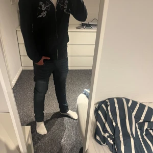 Svart hoodie med dragkedja och tryck - Bling Lucid tröja i bra kvalitet och använd vid enstaka tillfällen.        Storlek xs. Personen på bilden är 170cm 