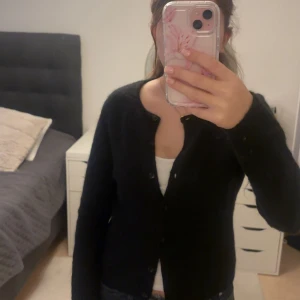 Stickad kofta  - Fin stickad kofta från Gina tricot i storlek S💕 Nypris 399💕