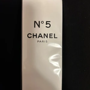 Chanel N°5 Shower Gel 200ml - ✨ Lyxig duschgel från Chanel N°5 i klassisk vit och svart förpackning med stilren design. Innehåller 200 ml och har den ikoniska doften från Chanel N°5. Oöppnad och helt ny!