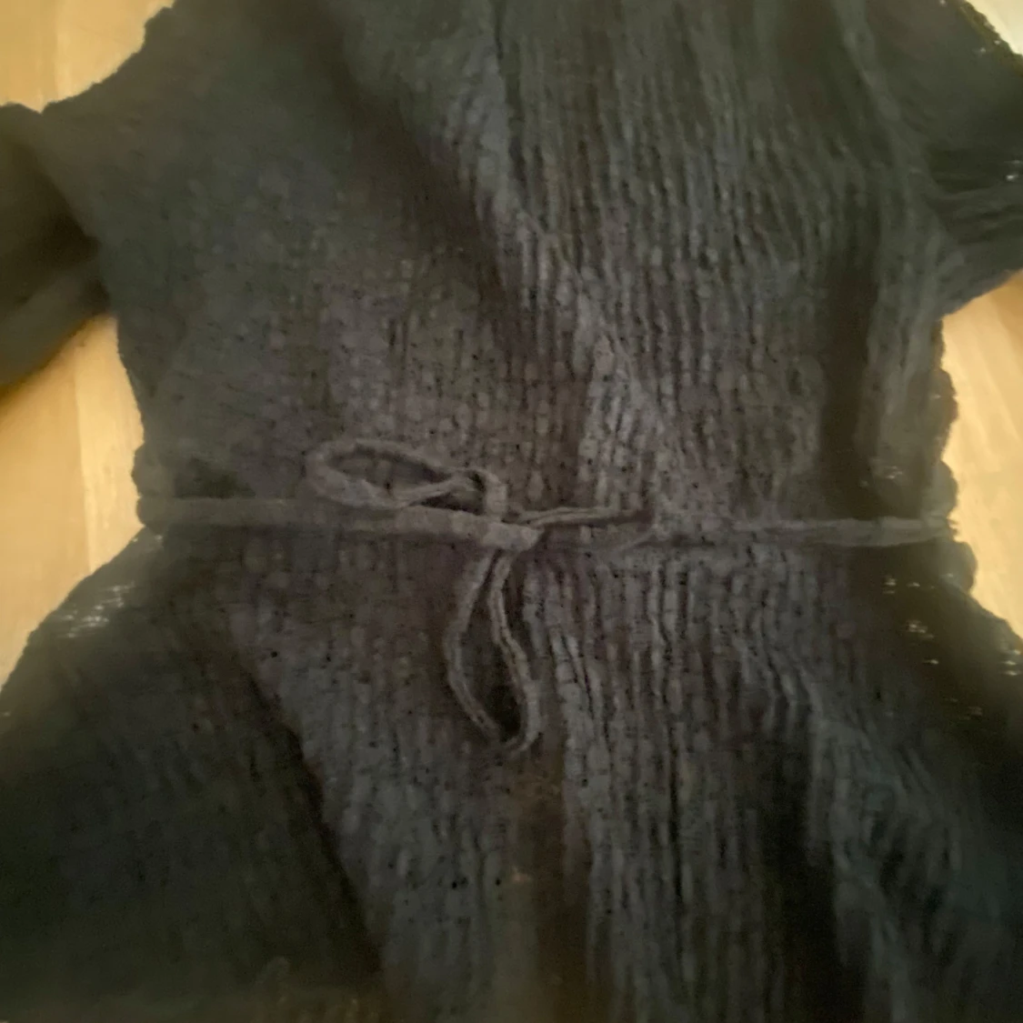 Svart omlottopp med volangärm - 2