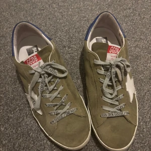 Golden goose skor - Golden goose skor i storlek 42. Moss gröna färgen passar perfekt till hösten.