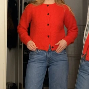 Röd stickad kofta med svarta knappar - Superfin röd stickad kofta 