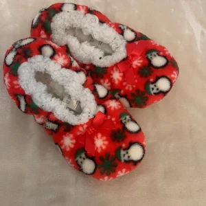 Röda juliga tofflor med pingviner - Mysiga jul tofflor. Säljs då dem är för små. Är i bra skick och nästan oanvända.🫶🏼