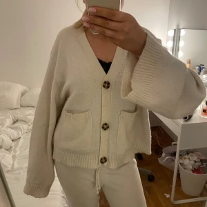 Stickad pocket kofta - Kommer tyvärr inte till användning längre! Skick som på bilder, ett litet hål längst ner vid knappen, men inget som man tänker mycket på vid användning! Lite pyttesmå fläckar på armarna (kolla bilder) men kanske går bort med fläckborttagning!!❣️❣️pris kan diskuteras vid snabb affär