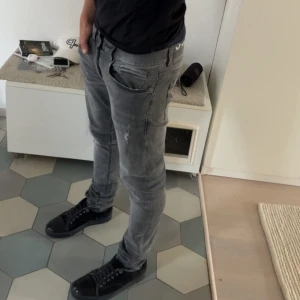 Dondup - Säljer ett par riktigt snygga dondup jeans i en väldigt eftertraktad färg med slitningar. Nyaste modellen samt nästintill helt nya,  inga skavanker!!!