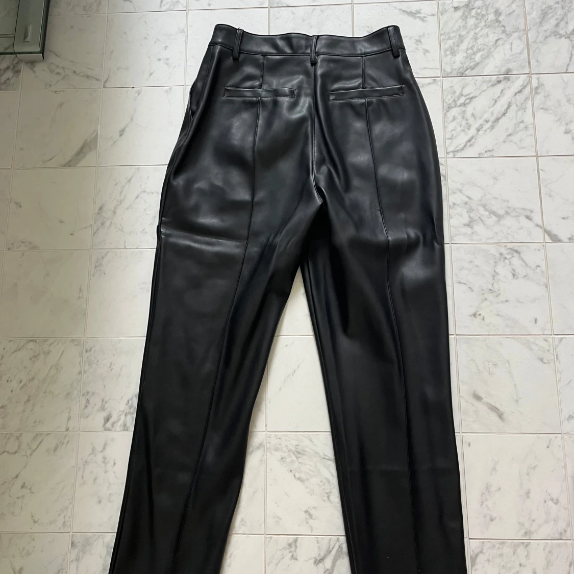 Svarta kostymbyxor i skinnimitation NA-KD - 1