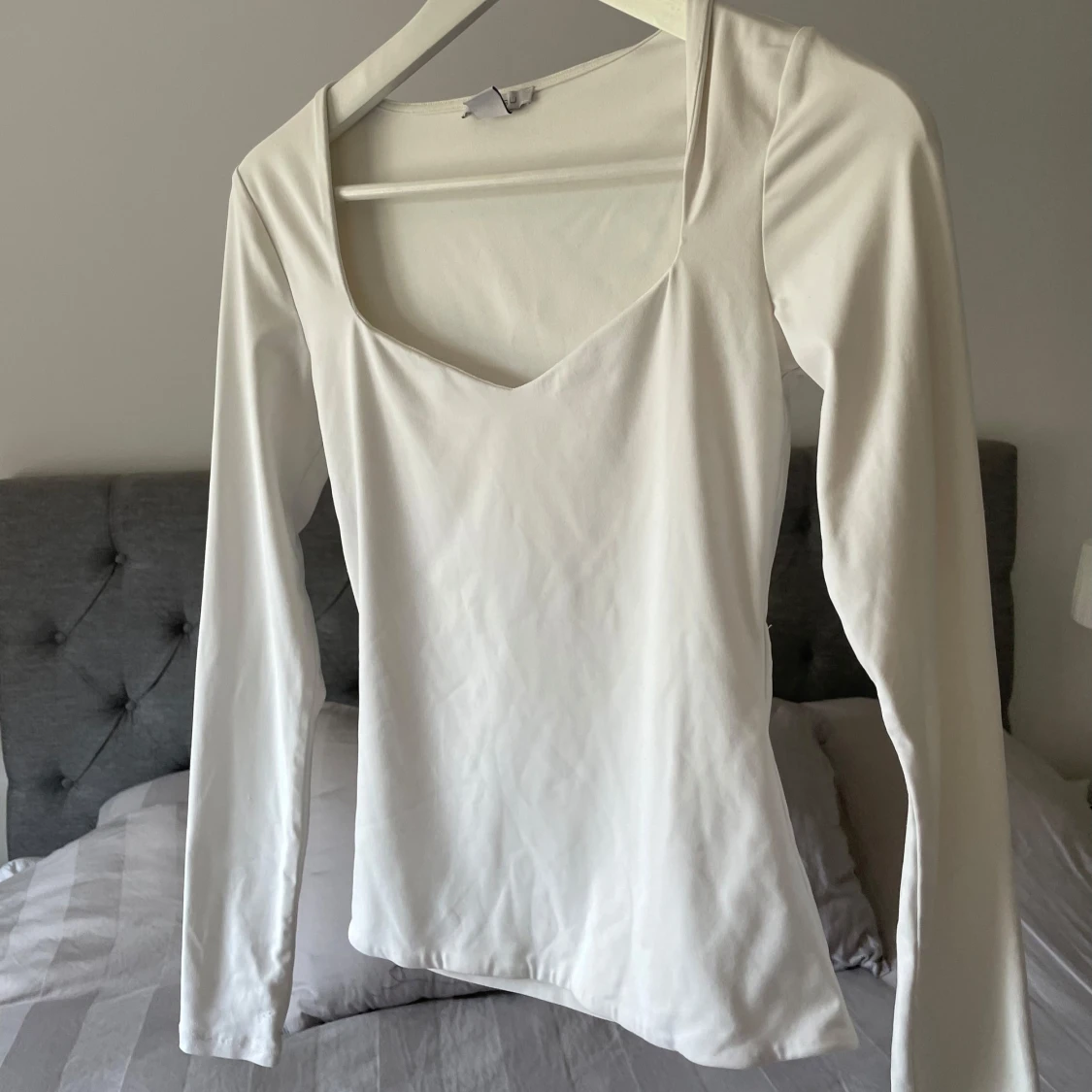 Vit långärmad topp med fyrkantig ringning