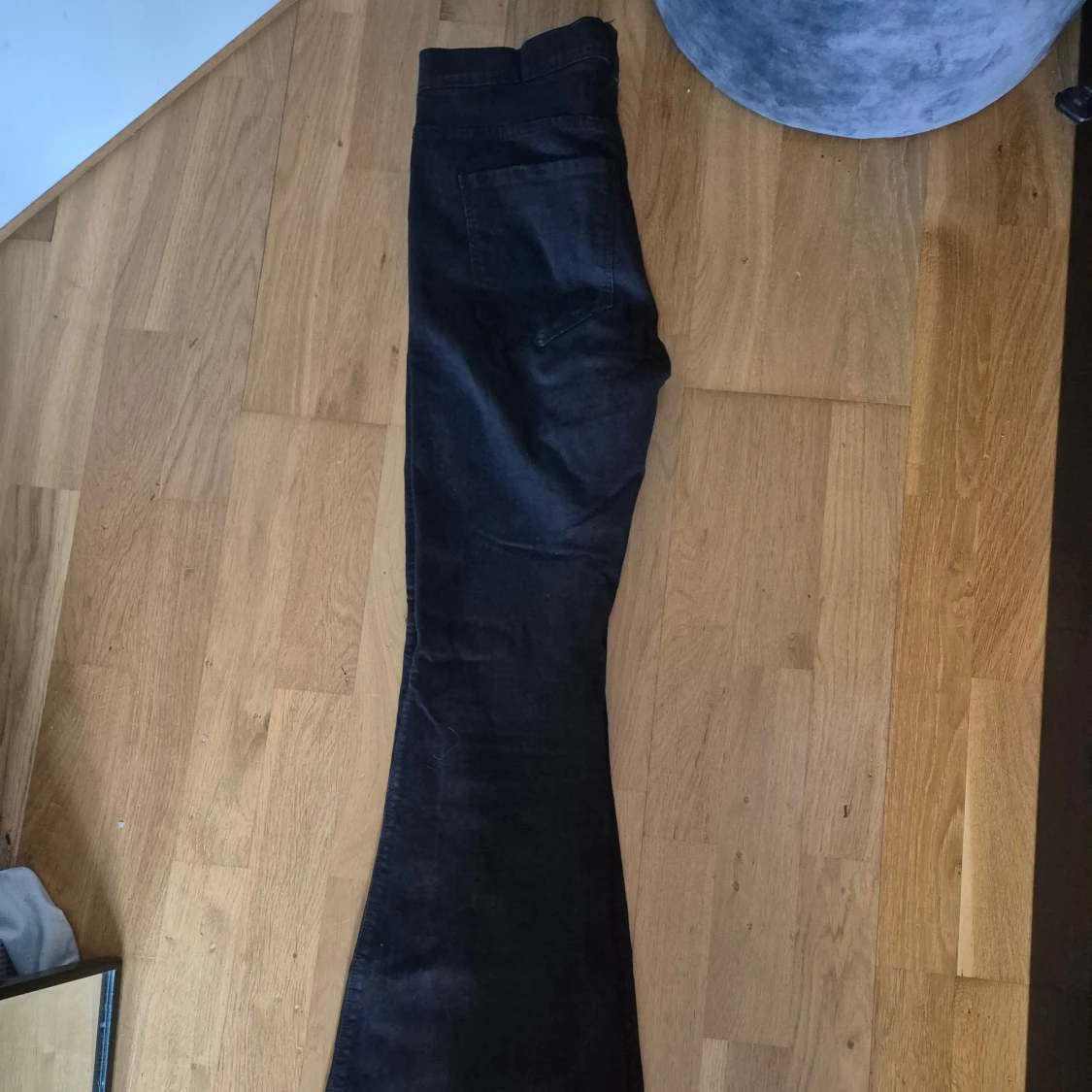 Svarta bootcut jeans med utsvängda ben