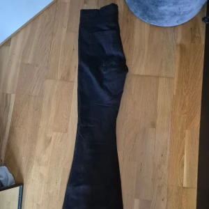 Svarta bootcut jeans med utsvängda ben - Ett par svarta bootcut jeans 💞