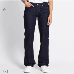 Mörkblå jeans  - Snygga mörkblå jeans med klassisk femficksmodell och raka ben som går ut lite nertill för en bootcut-look. Jeansen har normal passform och är tillverkade i slitstarkt denimtyg. Perfekta till sneakers eller boots. Dom är från lager inte använda o har lapparna kvar! 