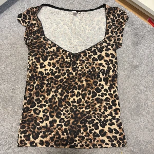 Trendig leopardtopp från NELLY 💕 - Säljer en jättefin trendig leopard topp från Nelly i storlek XXS, säljer pga att den inte riktigt passar mig💕💕