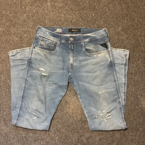 Replay jeans med slitningar - Säljer just nu mina riktigt feta replay jeans med unika slitningar | Skick 8/10 använda men nästan i originalskick | Storlek 31/32 | Skriv vid minsta lilla fråga eller fundering
