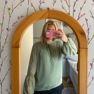 Ljusgrön  blus  - Sååå snygg blus!! Knappt använd😊😊