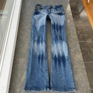 lowwaisted jeans  - jätte coola blåa jeans med mönster 🩵
