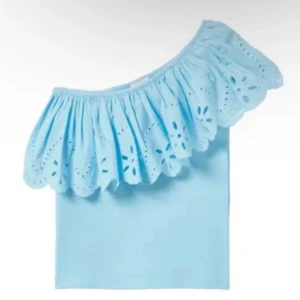 Ljusblå oneshoulder topp - Snygg ljusblå oneshoulder topp med volangdetaljer och broderade mönster. Den har en luftig och bekväm passform. Lappen på toppen är avklippt så är osäker på storlek, skulle säga XS men passar även S💞