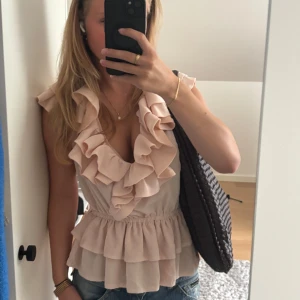 Ljusrosa hm blus  -  säljer den trendiga blusen från H&M. Är i storlek M men passar storlek S. Inga tecken på användning finns. Är osäker på om jag vill sälja därav priset. Ställ gärna frågor! 💕