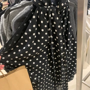 ⚠️LETAR EFTER⚠️Svart prickig kortklänning - Hittade denna på H&M men finns inte på deras sida ifall ni säljer eller vet någon som gör/ vet var man kan köpa snälla kontakta❤️❤️❤️ 