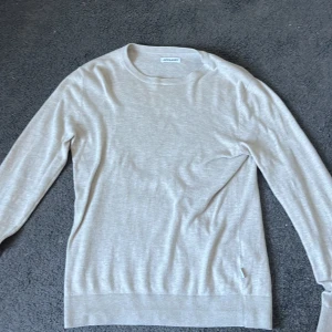 Jack and Jones sweatshirt  - Ljus grå sweatshirt från Jack and Jones med en skön passform i xs skriv vid funderingar