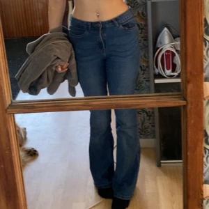 Noisy May blå bootcut jeans - Säljer ett par snygga blå jeans från Noisy May, modell Sallie. De har hög midja, skinny fit upptill och utsvängda ben. Klassisk femficksmodell i stretchig bomullsmix. Original pris 600kr.