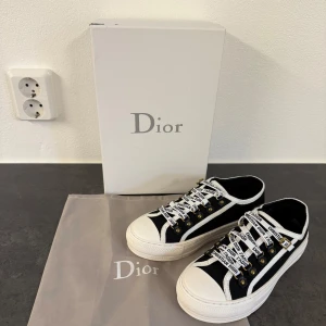 Dior skor - | Skor från Dior | Storlek:38 | Färg: svart o vit | Skriv vid frågor |