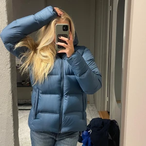 Blå dunjacka från Sail Racing - Helt oanvänd blå, fluffig dunjacka! Perfekt för kalla dagar och riktigt skön att bära. Yttermaterialet är nylon och fyllningen består av ankdun och fjäder. Perfekt för skidor eller bara vinterväder ❄️ skulle säga att den passar xs-s 