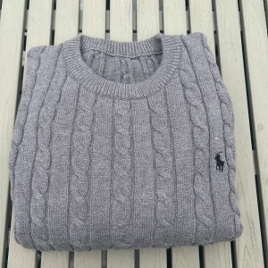 Grå tröja från Ralph Lauren S  - Säljer en grå Ralph lauren hoodie som är i storleken S och tyvärr har förlorat sin polo lapp men är äkta den har kvar några märken från lappen också. Den har ett gött mönster och är väldigt skön. Priset kan diskuteras.