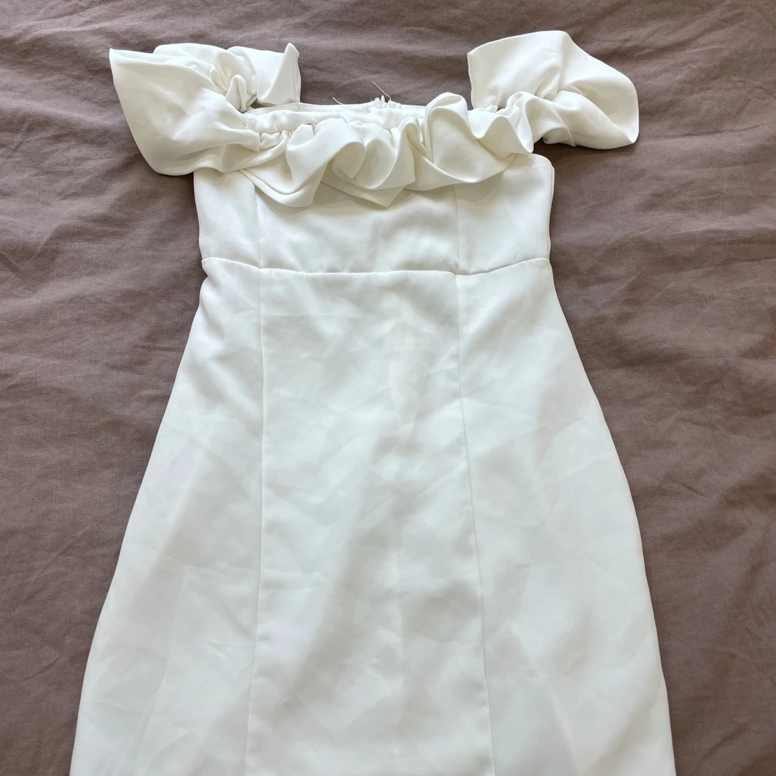 Vit kort klänning med volang