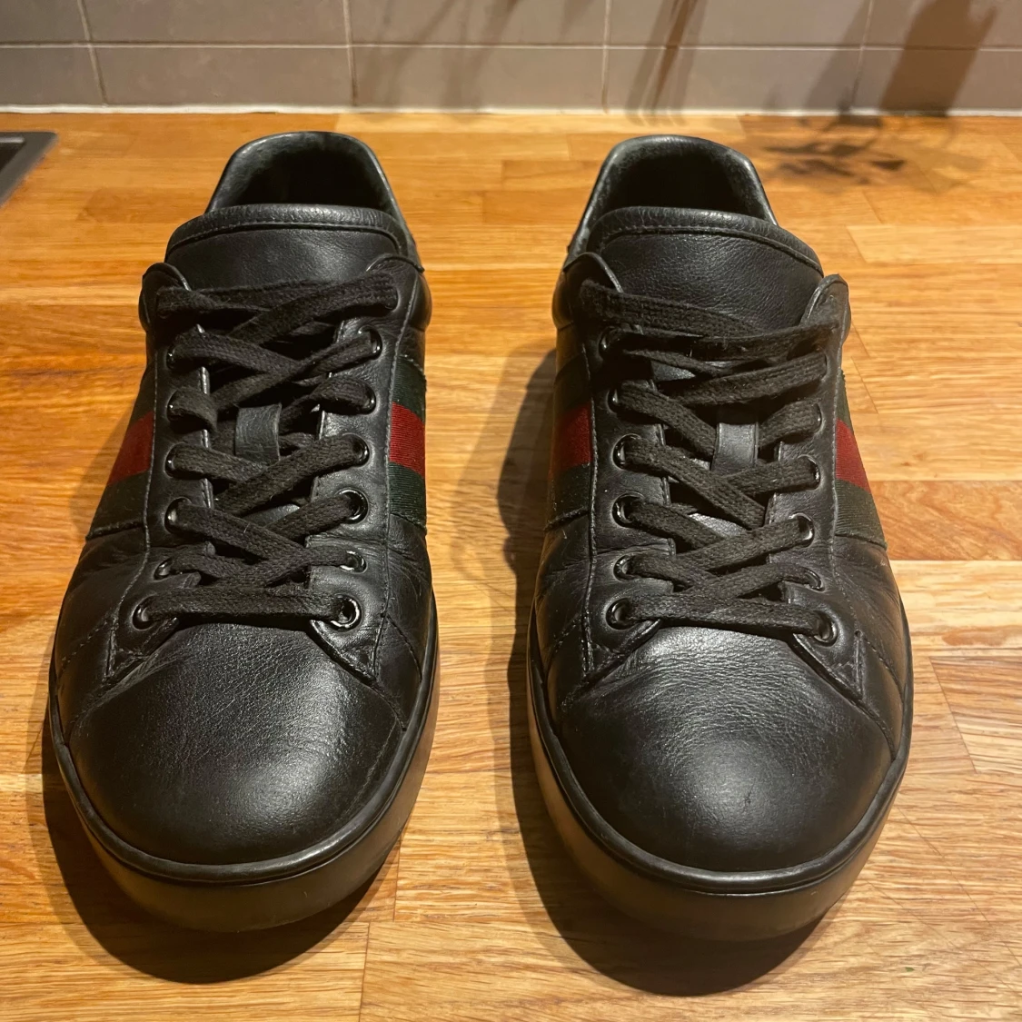 Gucci svarta sneakers med röd/grön rand