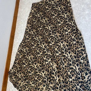 Leopardmönstrad långkjol från Zara - Snygg långkjol från Zara med trendigt leopardmönster i beige, brunt och svart. Kjolen har en lätt utsvängd form och är tillverkad i ett mjukt, följsamt material som ger en skön känsla. Perfekt för dig som vill sticka ut med en cool och djurinspirerad look.