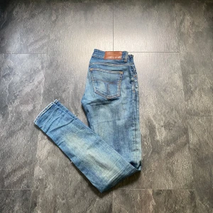Tiger of Sweden Jeans - Hej! Säljer ett par blå jeans från Tiger of Sweden med klassisk femficksdesign. Jeansen har en slim passform och är i storlek 30/34. Hör av dig vid frågor eller funderingar! /Époque
